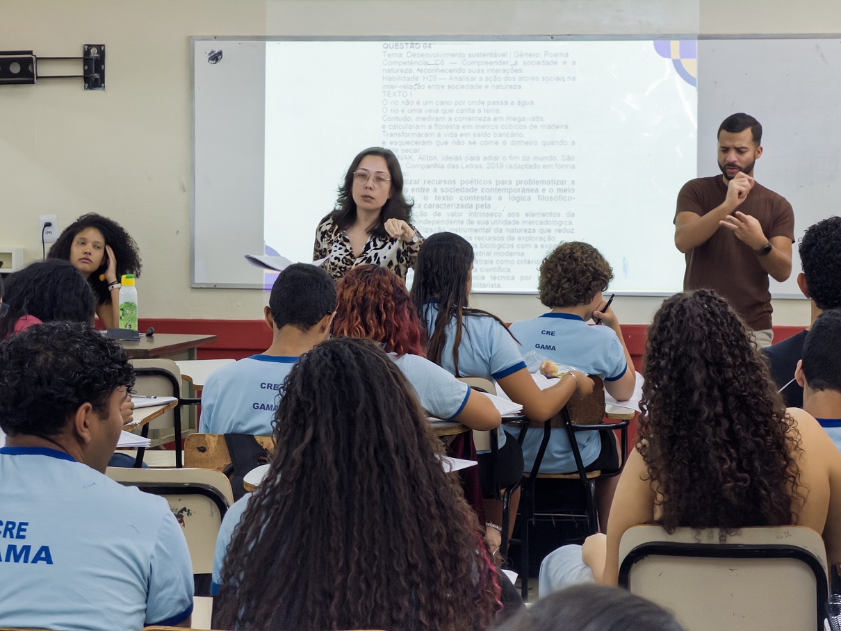 Aulão Nossa Vez em Gama 1: estudante da rede pública com professora e intérprete de Libras